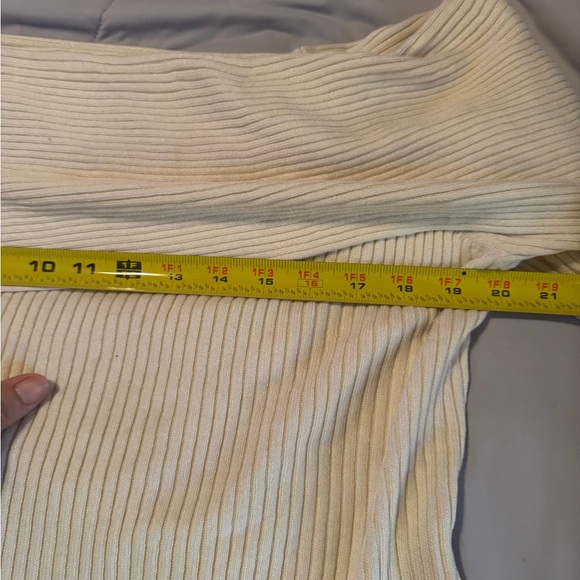 Banana republic off shoulder, extra large cream, long sleeve sweater . NWT - Picture 8 of 8